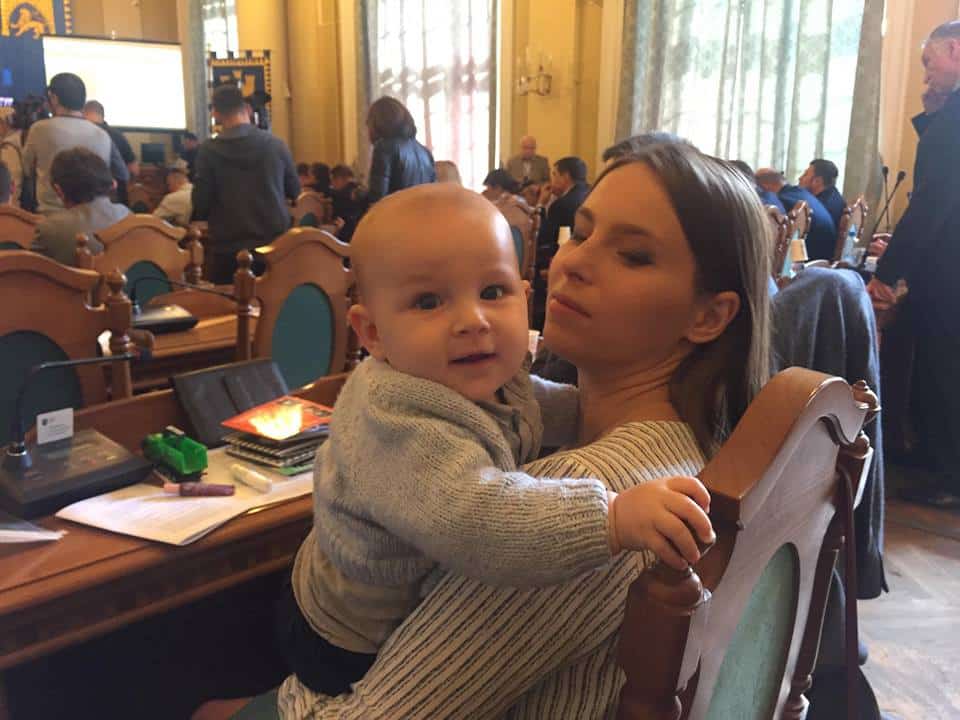 Без декрету: як депутатки з новонародженими дітьми працюють у місцевих радах