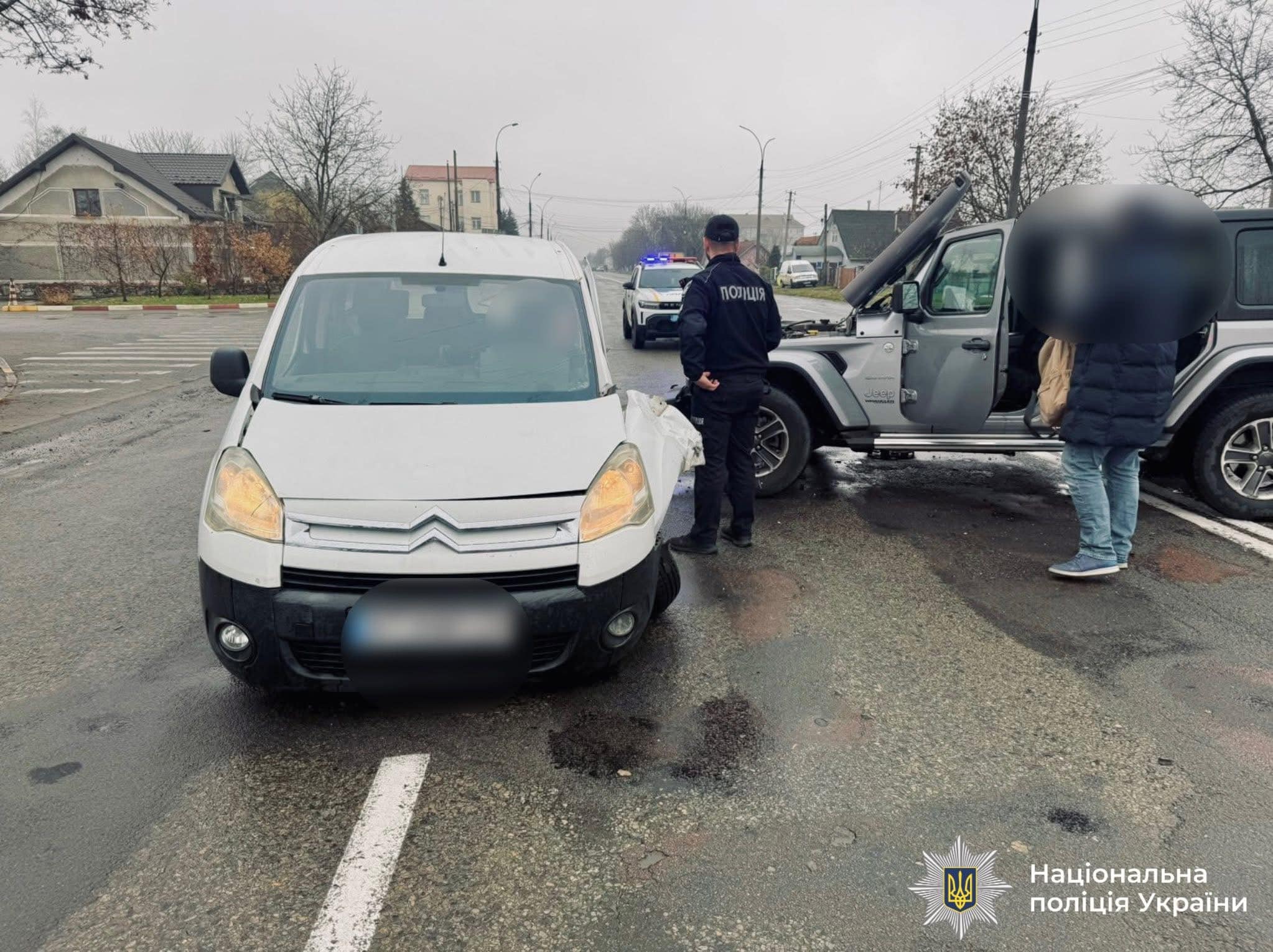 У Коломиї на розвороті зіткнулися Citroen і Jeep: є постраждалі (ФОТО)