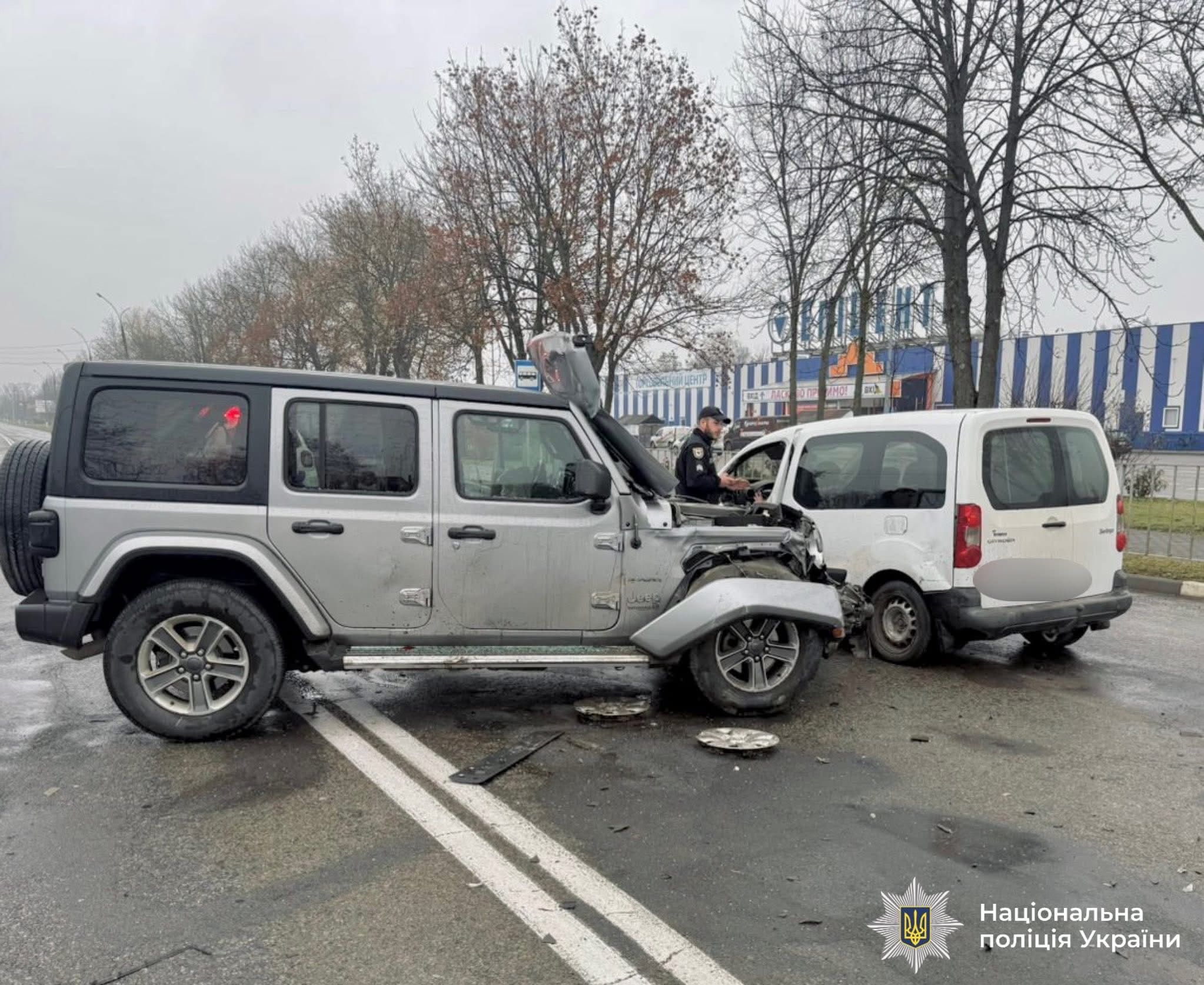 У Коломиї на розвороті зіткнулися Citroen і Jeep: є постраждалі (ФОТО)