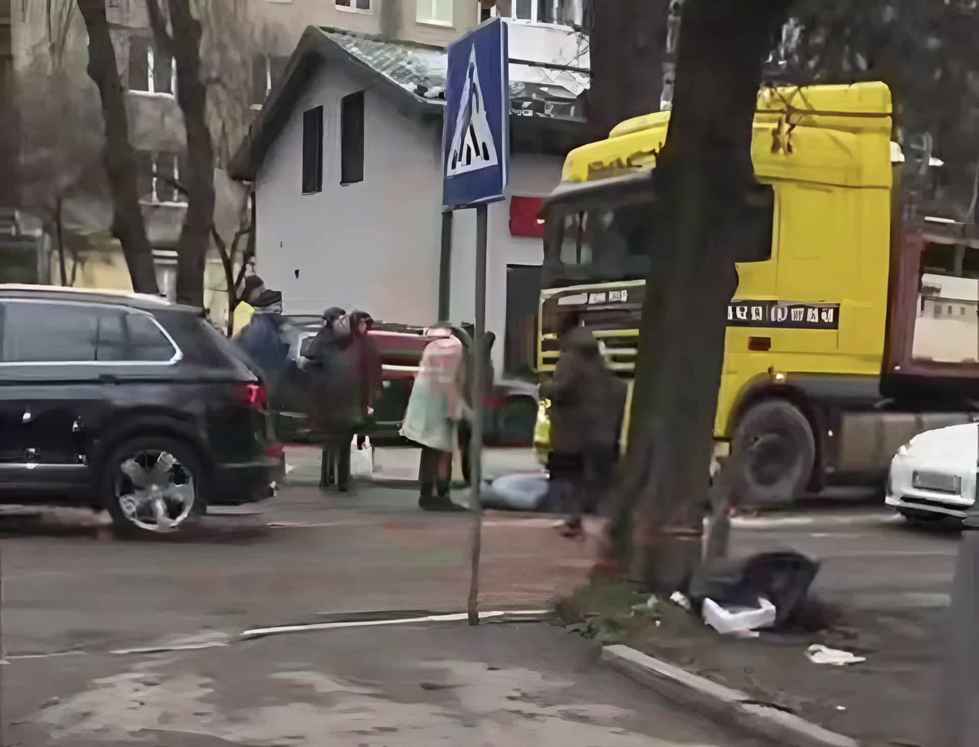 На Коновальця під вантажівку потрапив 79-річний пішохід (ФОТОФАКТ)