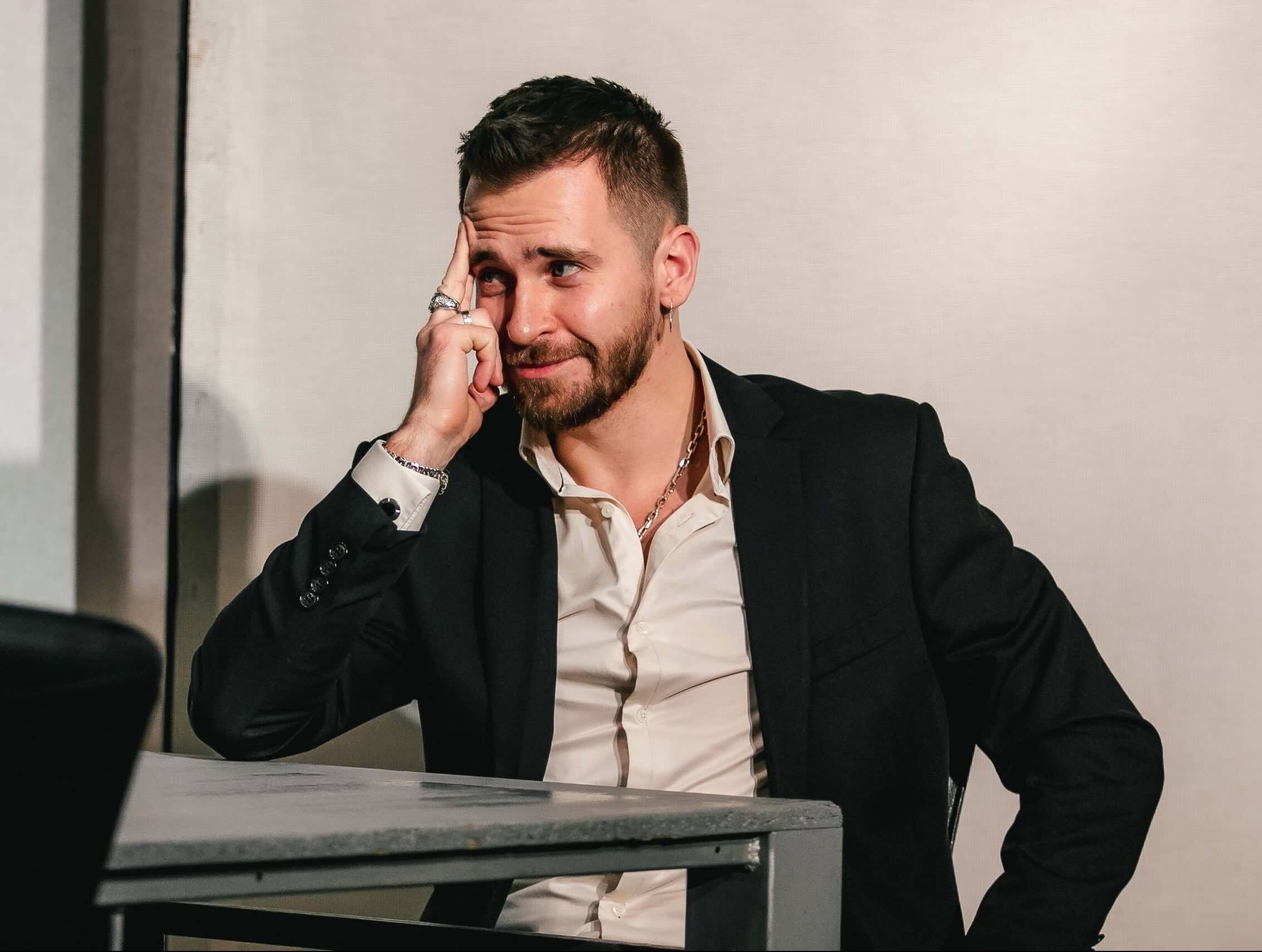 «Рахую сходинки на 12-й поверх!»: актор Юрій Вихованець про блекаути, гори та підтримку дружини-співачки Фіїнки